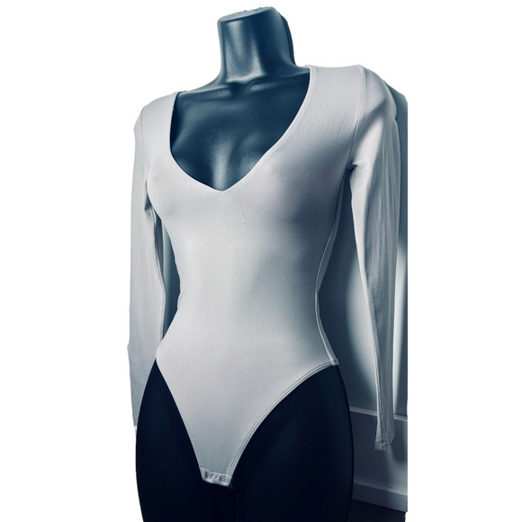 ❣️SOLD❣️ Aritzia Babaton Light Gray Contour Longsleeve Bodysuit - Picture 2 of 3